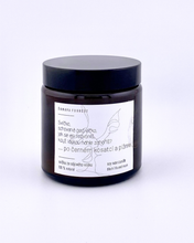 Načíst obrázek do prohlížeče Galerie, Svíčka ze sójového vosku-ČERNÝ KOSATEC A PIŽMO