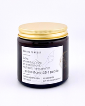 Načíst obrázek do prohlížeče Galerie, Svíčka ze sójového vosku - ŠVESTKA S RŮŽÍ A PAČULOU